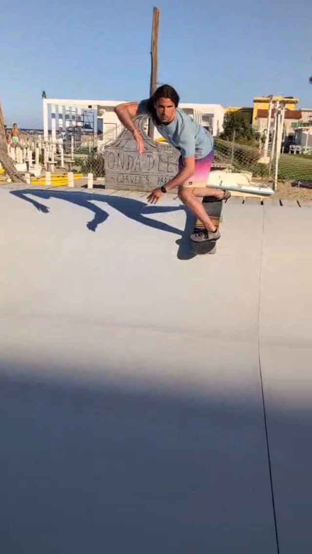 Federico in skate su una rampa al mare